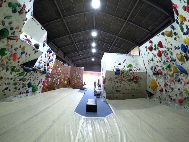 西日本最大級の施設内にはバリエーション豊富な壁がズラリ!!!_クライミングガーデン・エコール