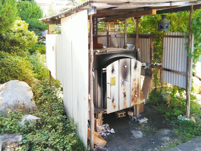 陶芸窯がお出迎え_Potter 華苗 陶工房&GALLERY