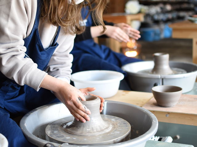 作陶場 ロクロ10台_角山製陶所