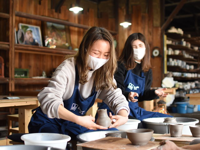 作陶様子_角山製陶所