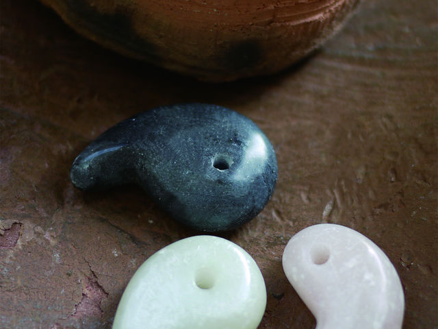 当館人気ナンバー1の勾玉作り_八尾市立しおんじやま古墳学習館
