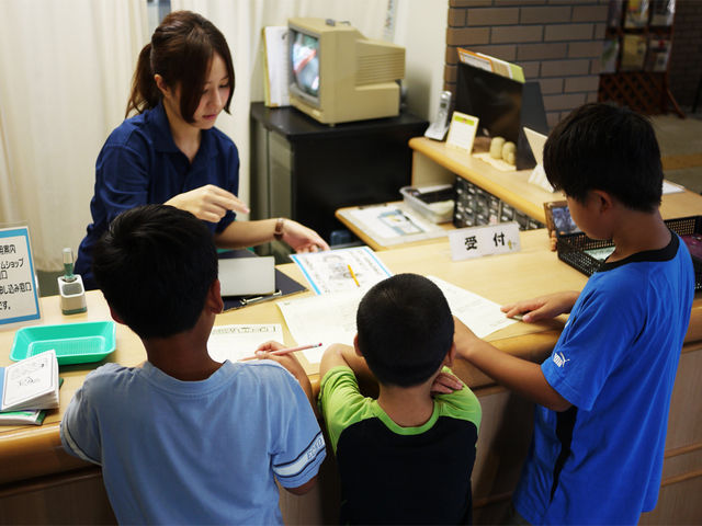 学習館の受付です。ここでスタッフに声をかけてください!_八尾市立しおんじやま古墳学習館