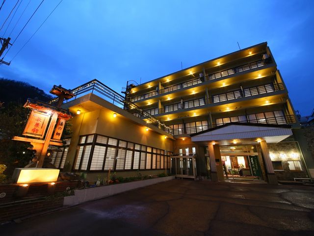 中央通り、コンビニ横にございます。_戸倉上山田温泉 美白の湯 荻原館
