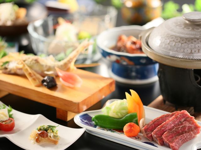 ご夕食は、地元の食材にこだわった会席膳になります。※和牛会席一例_戸倉上山田温泉 美白の湯 荻原館