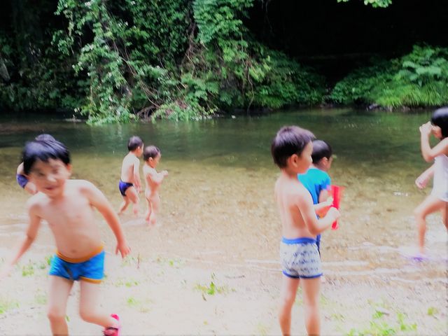 子供も遊べる河原_カントリーレストラン渓流荘