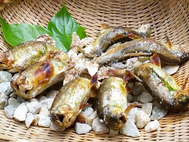 掴んだ鮎は塩焼きに_カントリーレストラン渓流荘