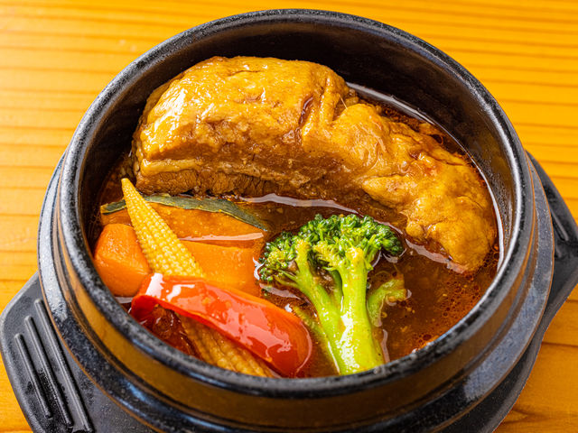 とろっとろ豚肉の熱々石鍋スープカレー_愛犬の駅