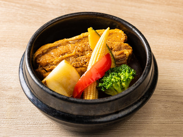 とろっとろ豚肉の熱々石鍋スープカレー_愛犬の駅