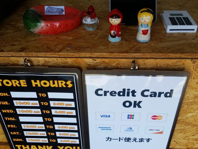 お土産などのお買い物もクレジットカードでお支払いが出来ます。_いちごBOX