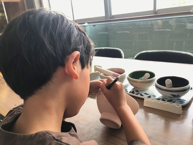 体験工房では、絵付と手びねりの体験ができます。_砥部焼観光センター炎の里