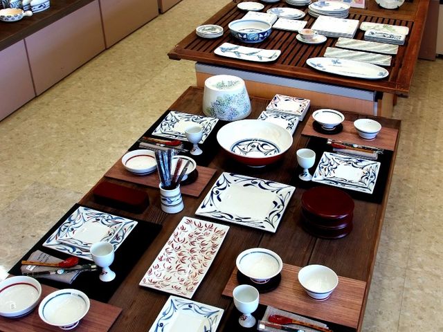 店内は、砥部焼作家の作品を見ていただけます。砥部焼はすべてが作家さん職人さんの手描きで 何年使っても飽きのこない作品です。_砥部焼観光センター炎の里
