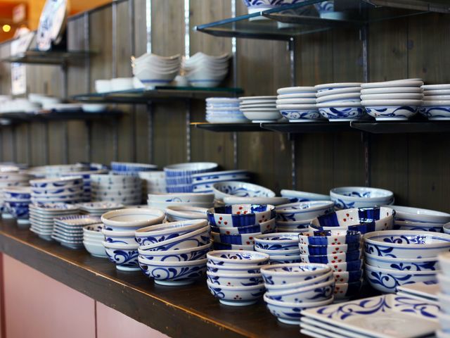 店内には、数十軒の窯元商品や愛媛のお土産を取り揃えております。_砥部焼観光センター炎の里