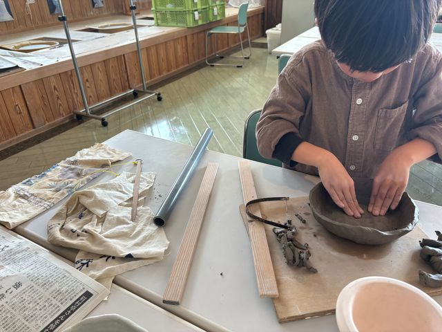 手びねり体験は、粘土を手で形造る体験です。(予約制)_砥部焼観光センター炎の里