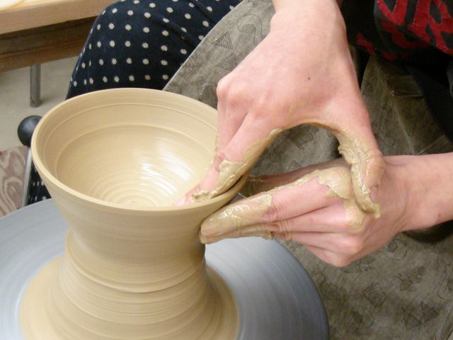 電動ロクロコースでは一人お茶碗4つ分の土でじっくり楽しめます。_陶工房 賀茂窯