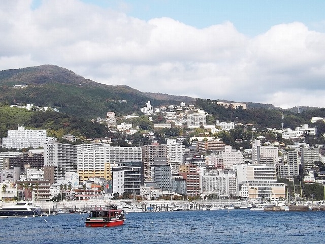 熱海の街並みも海上から眺められます。_熱海港 幸洋丸