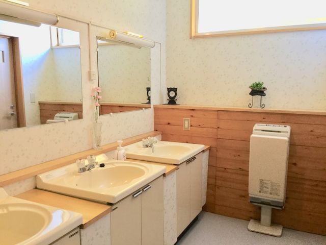 【メインハウス内の洗面台・トイレ】日帰り各種体験で来園された方もご利用いただけます。全て温水便座付・多目的トイレ有(おむつ交換台付)。_悠遊ファーム