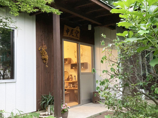 教室の入り口にはギャラリーがあり、陶器の販売もしています。_浦和陶芸教室 中尾窯