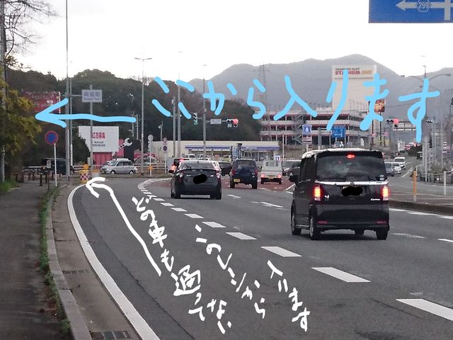 遠賀川を渡って博多方面へ向いてます。右にはパチンコがあります。少し先にはスシロー、マクドナルドがあります。_秀高窯