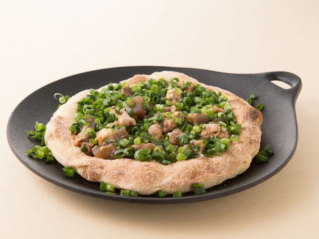 牛すじコンニャクのネギ焼きをイメージした「十三ピンサ」_ホテルヴィスキオ大阪