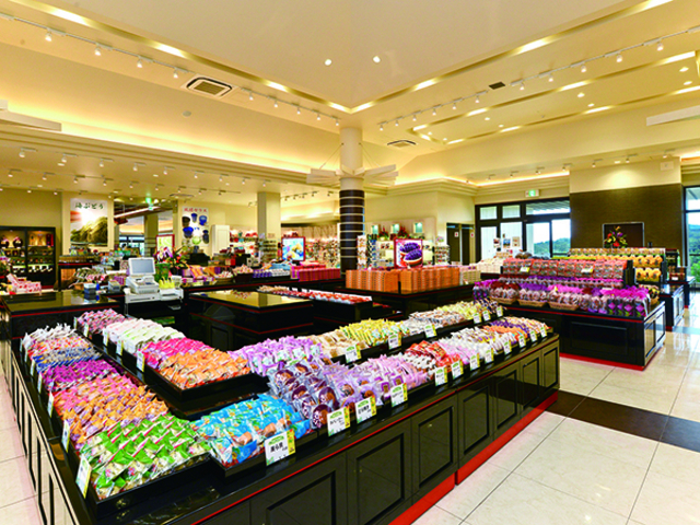 御菓子御殿店内_沖縄サンゴツアー