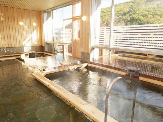 【桜館】陽の湯。内湯・立ち湯と露天風呂がございます。_大江戸温泉物語 鹿教湯温泉 鹿教湯