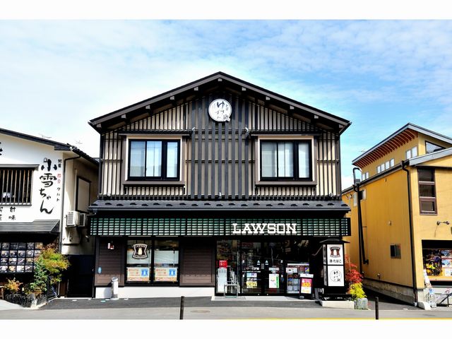 【お宿 ゆきずみ】1階は24時間営業のバスターミナル前のローソン。_お宿ゆきずみ