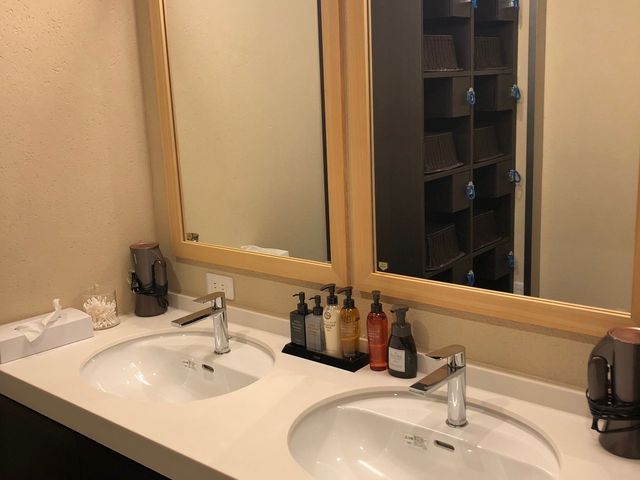 【内湯】洗面所、鏡。女性用、男性用のアメニティーも用意してあります。_お宿ゆきずみ