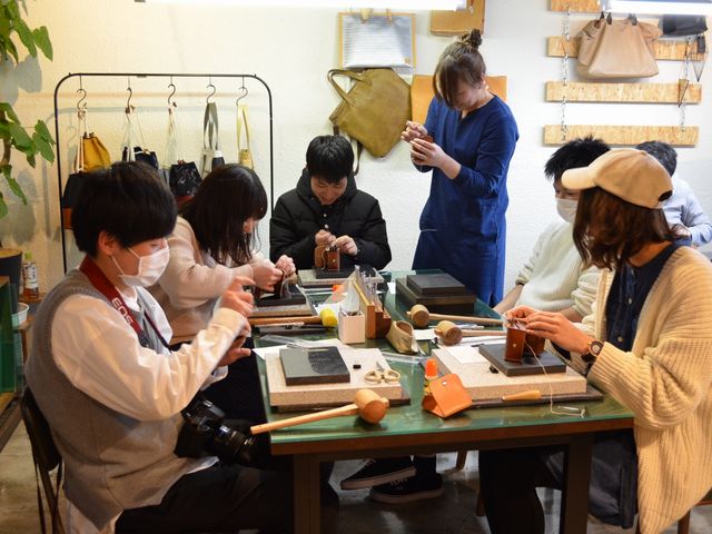 体験の様子_本革専門店 革ノ花宗