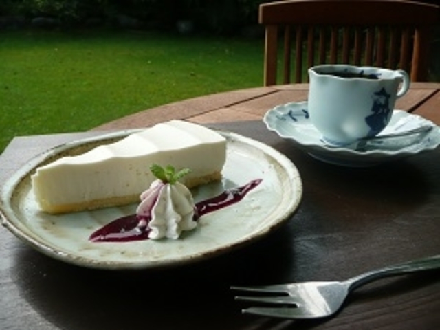 レストラングリル提供のケーキセット。本日のケーキ+1ドリンク¥1210_ホテル一乃館