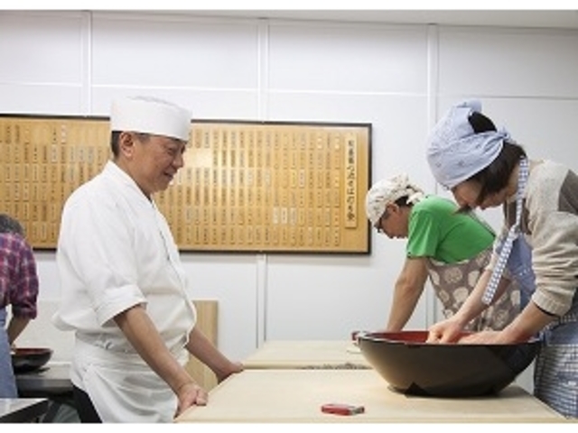 そば打ちの指導シーン_京都有喜蕎心流そば打ち塾