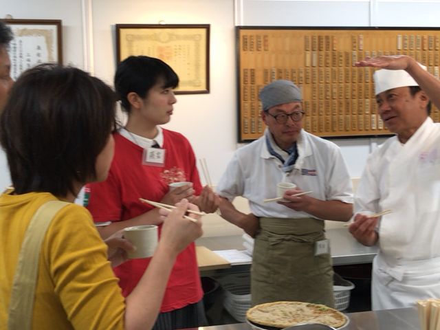 講義最終の塾長が実演で打ったそばの試食ショーン_京都有喜蕎心流そば打ち塾