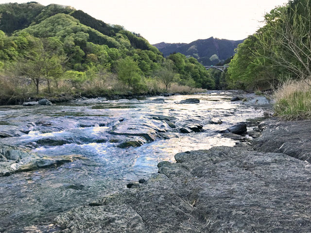 工作室の脇道を下るとそこは広々とした荒川中上流域の河原で川遊びもできます。_いたづら工作室