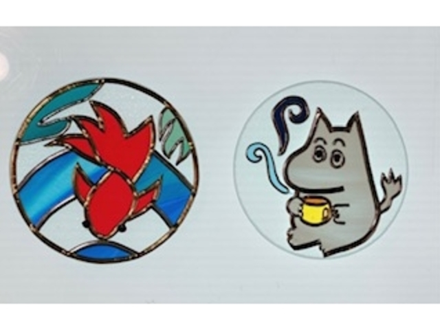 お客様の作品
ガラスコースターを、絵を描いてから、作成!! 夏らしい金魚は彼で、可愛いムーミンは、彼女の作品。完成度高い2人です。_クラフト&カフェ オープンハウス木の香