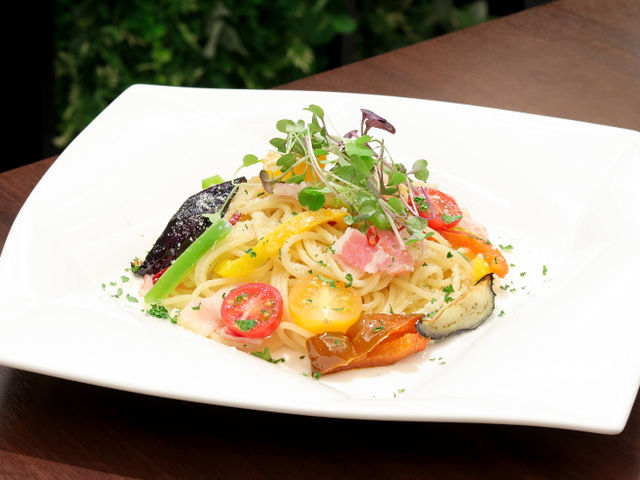 選べるメインディッシュ一例「時季の野菜とベーコンのパスタ」_ホテルメトロポリタン高崎レストラン「ブラッスリーローリエ」
