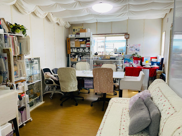 アトリエの様子
エムラリックの工房&店舗兼レッスン室です。
棚の中には、白磁500種、ガラス50種、転写紙200種をご用意しております_M-LaRic エム・ラリック