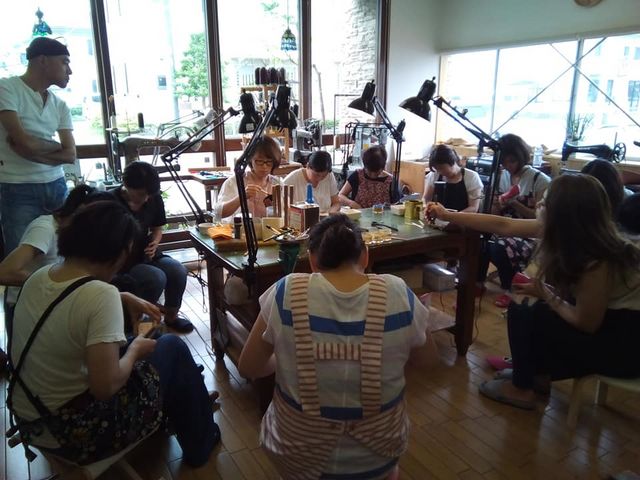 靴作り女子部の様子です。パンプス作り。_和靴工房
