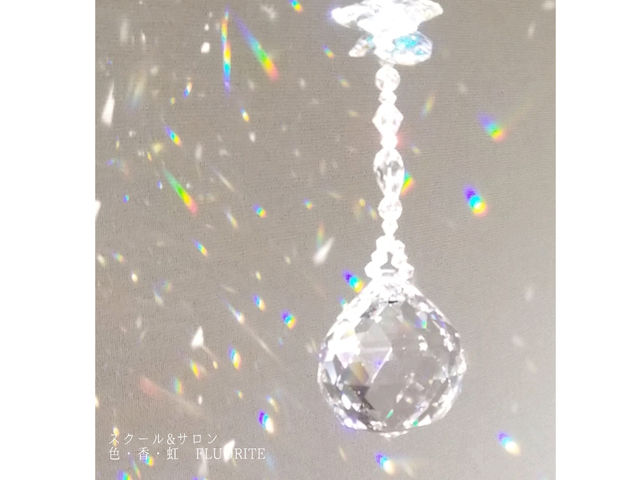 サンキャッチャーからの虹_色と香りと虹の店 フローライト