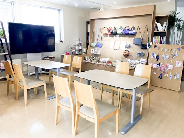 店内は和風なイメージも抑えつつ洋式でございます_たたみの関川 水戸店