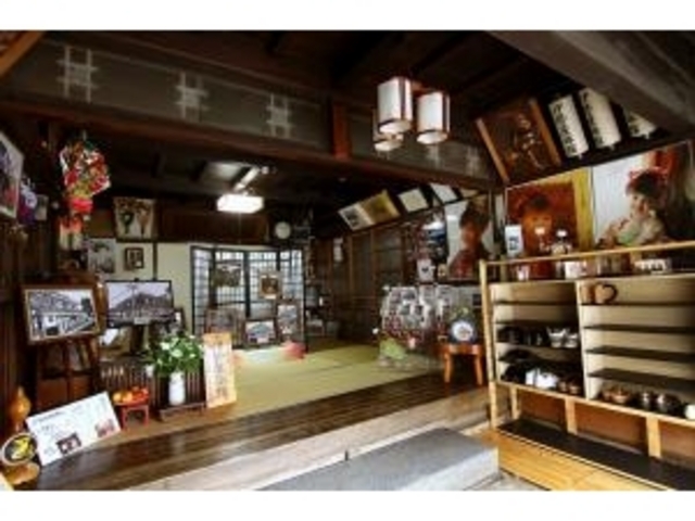 伊勢屋カルチャー玄関、履物をぬいで
2階へおあがりください_伊勢屋カルチャー