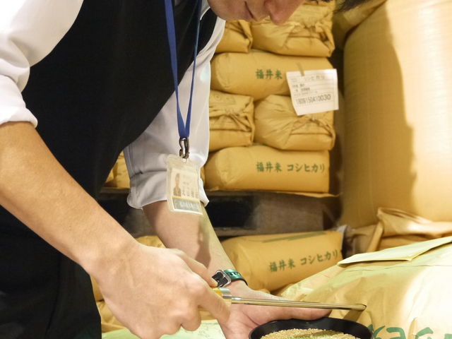 農家様からお米の仕入、農産物検査規定に則ってお米の品種等級の検査を行っています。_福井精米株式会社