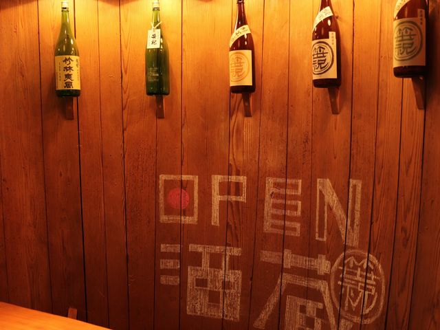 木桶と蓋で作られた試飲カウンター_笹祝酒造