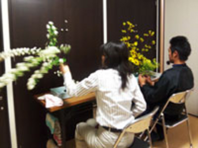 生け花のお稽古の様子です_小畑百花園