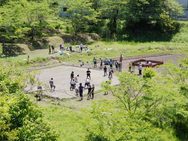 フィールドは旧小学校校舎の真裏!
木々に囲まれたみんなの田畑「畑のがっこう」へ遊びにいこう!_畑のがっこう