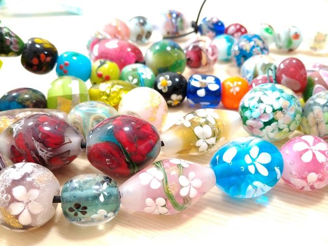 ガラス体験の基本。とんぼ玉作り見本です。_陶芸★ガラス★花キャンドル教室ちよ野 鈴鹿店