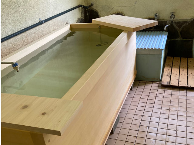 女湯。ヒノキの浴槽は香りが高く、癒し効果抜群です。_秘湯 ぶんぶくの湯