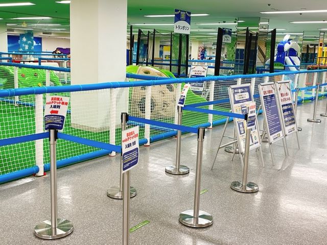 滑り台やボールのプール、フワフワなエア遊具等々、室内アスレチックでみんな楽しい。_キッズランドUS 埼玉越谷店