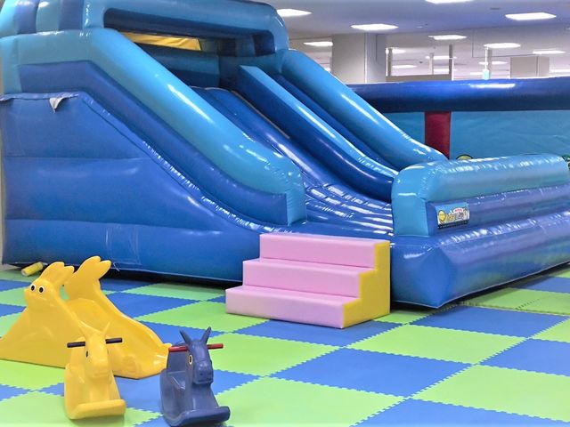 親子の絆を育む室内遊園地キッズユーエスランドは、家族で楽しく遊び、くつろぎ、そしてかけがえのない家族の思い出を残せる室内遊び場です。_キッズユーエスランド 熊本宇土店