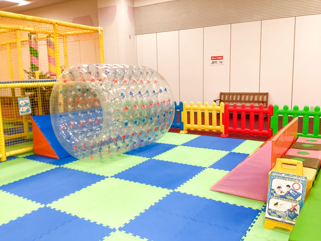 親子の絆を育む室内遊園地キッズユーエスランドは、家族で楽しく遊び、くつろぎ、そしてかけがえのない家族の思い出を残せる室内遊び場です。_キッズユーエスランド 熊本八代店