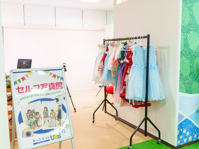 【セルフ写真館】追加料金なしで本格的な撮影セットと様々な衣装や小物をご利用いただけます!気軽に記念撮影をお楽しみください。_キッズランドUS 大阪今福店