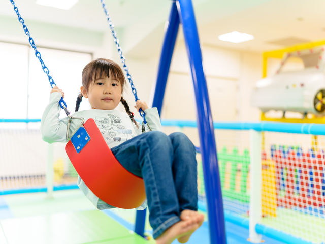 【公園コーナー】室内でもブランコや滑り台などのアスレチック遊具でアクティブに遊べます_キッズランドUS 大阪今福店